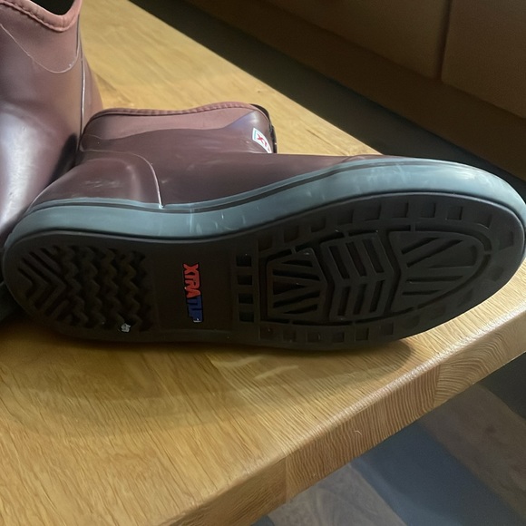 XTRATUF Women's 6 In Ankle Deck Boot Maroon - Picture 8 of 10